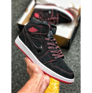 The air jordan 1 fearless, a brand-new shoe launched by Jordan Brand, has attracted much attention. This time, a mid top version of the air jordan 1 Mid fearl was exposed by the shoe account @ solebyjc