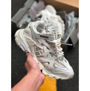 OK pure white to be shipped soon size: 36-45 track 2 was in Balenciaga on June 18 COM and European selected stores took the lead in selling. They entered global brand stores on June 25. This new work covering men's and women's shoes is an improvement on the previous generation track