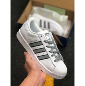 This year, after the explosion of the sky star Angel series, Adidas developed a new color matching of shell head Smith based on superstar stansimith and sky star elements. 3M reflective materials are used on the three bars for the first time, and reflective shoelaces will be used after yeezh350