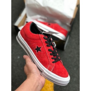 The 45th Anniversary of converse one star'74 is made of high-quality reverse fur with a new large black Pentagram on the shoe body. At the same time, the three-dimensional fonts Swan to fun and loyal to one are printed on the left and right heel strips respectively