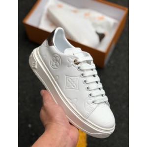 The latest casual sports shoes at the early autumn counter in 2019 this fashionable and trendy sports shoe is made of embossing technology: imported first layer calf leather lining padded sheepskin, original rubber thick bottom, anti-skid and wear-resistant, size 35-40