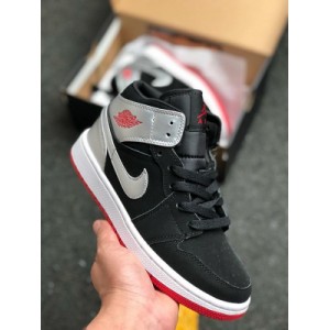 The air jordan 1 Mid is black, red and silver. The shape of the air jordan 1 is inspired by the popular airforce 1 of that year. At the same time, it reduces the thickness of the midsole, reduces the weight, increases the ground feel, and adopts the Air sole unit in the back and the most advanced