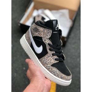 The air jordan 1 Mid Black and white leopard colorway the air jordan 1 shape is inspired by the popular airforce 1 of the year, while reducing the midsole thickness, reducing weight, increasing the ground feel, and adopting the Air sole unit in the back and