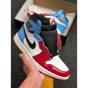 Jordan / Air Jordan aj1 Joe 1 aj1 Jordan 1 generation Joe 1 Jordan 1 Generation Air Jordan 1 Joe 1 high Gang red and blue patent leather fearless design uses the classic Chicago color scheme at the front of the shoe and the North Carolina color scheme in the second half