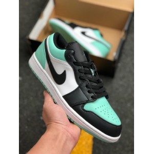 The shape of the air jordan 1 low toe air jordan 1 is inspired by the popular AF1, which reduces the thickness of the midsole, reduces weight, increases the ground feel, and adopts the most classic wing of the rear air sole unit