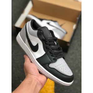 The shape of the air jordan 1 low toe air jordan 1 is inspired by the popular AF1, which reduces the thickness of the midsole, reduces weight, increases the ground feel, and adopts the most classic wing of the rear air sole unit