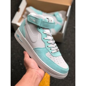 The Nike Air Force 1 high ID tiffany co brand features white Tiffany green as the main tone, the upper details are dotted with gray, suede leather and worn leather body for excellent texture, and the original last and original cardboard create a pure air force version with a full-length built-in air unit