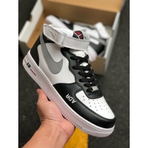 The original last, the original data, the development version effect adopts lychee grain leather, and the built-in full-length Air sole air cushion midsole is used for cushioning ? Official new color Nike Air Force 1 Mid x27 07 quot white / Black / grey quot