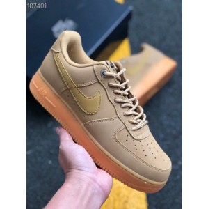 The air force wheat dark wheat suede company grade low top uppers are made of wheat nubuck leather, showing excellent texture and improving wear resistance. With the coordination of raw rubber sole and upper style, and the nylon laces in the same color, it brings the texture similar to tooling boots, and the side leather swoosh