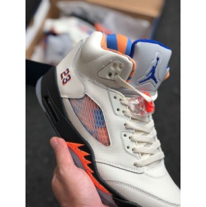 Aj5 international flight shoes are made of white lychee skin as a whole. The details are decorated with blue and orange. The iconic 3M reflective details are continued at the tongue. The highlight is that the grid and lining on both sides of the shoe body contain unique patterns. The same is made of blue and orange