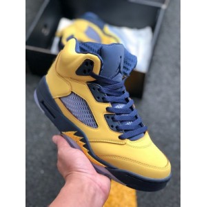 The bright yellow body of the air jordan 5 inspire University of Michigan suede is inspired by the color of the University of Michigan team uniform, supplemented by a black midsole and a light blue crystal outsole. It has a strong visual impact and is unforgettable. The tongue is made of 3M reflective material