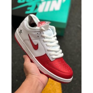 Pure original version shipped supreme x Nike SB Dunk Low White and red low top casual skateboarding shoes original shoes developed 100% Channel original shoes opened mold to create the shoe body, decorated with mini Swoosh logo and decorated with supreme heel