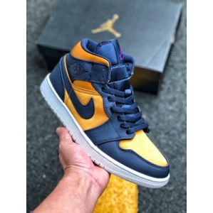 The silk black gold upper of the air jordan 1 Mid se Jordan 1 middle top series is made of silk, and some suede panels add points to the appearance of the whole pair of shoes. In terms of color matching, the classic black gold contrast design is selected. The dark gold adopted this time is compared with the previous