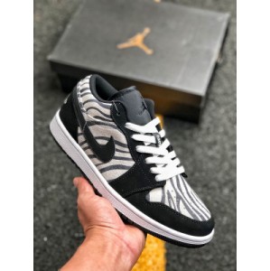 The company's air jordan 1 low GS zebra zebra has a new color release this time, which can't help but brighten people's eyes. Taking air jordan 1 low as the design blueprint, the outline of the whole pair of shoes is outlined with black Niuba leather