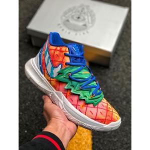 Kyrie 5 is inspired by the pineapple house. SpongeBob and Gary snail live here. Located at 124 conch street, the upper represents the pineapple house, while the green is highlighted on the shield. The Swoosh on the panel imitates the window, while the spotted midsole represents sand. Other highlights include embroidery on the heel