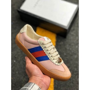 Gucci's Gucci small board shoes series attack the market in full color, and the exclusive high-end glue free process is unveiled ?? It can be compared with genuine uppers. The official glue free routing adopts imported calf leather, inner leather and large sole are sewn by hand. Size: 35-40