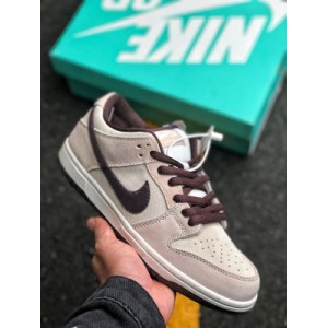 As the name suggests, the company level dunk sb has a classic dunk blood relationship and injected more fashion elements. Compared with ordinary dunk skateboarding shoes, the improved dunksb thickens the filling of the tongue, greatly improves the comfort, and is more convenient to wear and take off. The midsole part adds a soft feeling of the foot