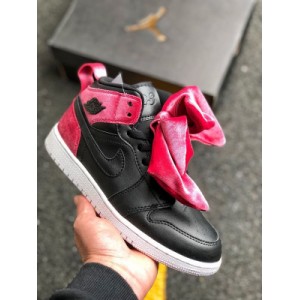 Finally, the original shoes are compared and shipped. Air jordan 1 Mid velvet bow