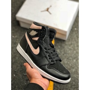 The upper of the company Air Jordan 1 high premium black powder cracked shoe is made of a black top layer, and black-and-white knitted fabric is used from the toe to the tongue to show a glittering effect of blingbling. In addition, the details are decorated with pink marble flowers