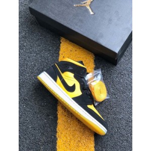 The air jordan 1 Mid mid upper of Bumblebee has changed the style of leather materials. It uses frosted materials and silk materials as the upper. In terms of texture, it is far more than the ordinary black and yellow color contrast design, which also adds a lot of points to the appearance and appearance. The combination of these two colors makes Bumblebee