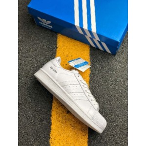 Superstar sneakers launched the most luxurious shell head color with Prada at the age of 50 ?? Adidas superstar's strongest Gilding Technology, the tongue thickness is perfect and up to standard, and the official can't identify it. It's stable and tested. This version is not original