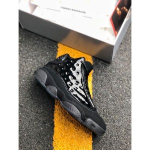 The upper of the nike air jordan 13 cap and gown black cat lacquered leather Joe 13 high-end replica basketball shoe uses a pattern similar to leopard skin spots, which is very unique and aesthetic. A leopard eye flying man made of laser three-dimensional technology is added to the shoe