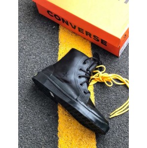 The converse Pro leather shoe is based on this classic basketball shoe. The all black modeling design is made of leather. The shoe body is wrapped with black rubber, and the side body is matched with the low-key black "star arrow" logo. The overall temperament is very outstanding