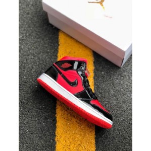 Original shoe mold opening rejects the synchronization of male soles. Raw materials Jordan / Air Jordan 1 mid top patent leather black red aj1 Joe 1 mid top versatile casual sports board shoes with built-in rear air sole unit to reduce weight and increase ground feel. The outline of black swoosh