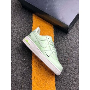 The air force 1 was launched in 1982. It was designed by Bruce Kilgore, a legendary designer of Nike. He abandoned the old canvas shoe style and made a breakthrough by using the built-in air sole unit cushioning system and combined it with the exterior across retro and modern