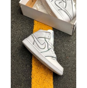 The air jordan 1 Mid se two-dimensional colorful 3M reflective chameleon is shipped exclusively on the market. The original reflective strip is customized. The first layer of litchi grain leather has a fine texture. This color will be popular. Welcome to the main product, that is, the peak product number: ck6587-100
