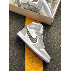 Correct top leather upper windowable transparent shoebox cover correct accessory version ? The priceless limited edition co branded model integrates high-end street with luxury fashion ? 2020ss luxury brand - Dior Dior x Air Jordan 1 high og quote grey