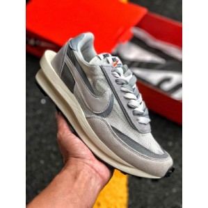 Cost performance version ? Correct double-layer EVA combination outsole version ?? Japanese deconstruction aesthetics sacai co branded Nike LDV waffle overlapping design avant garde waffle deformation leisure jogging shoes official Article No.: bv0073-100 white gray sacai released in ss19