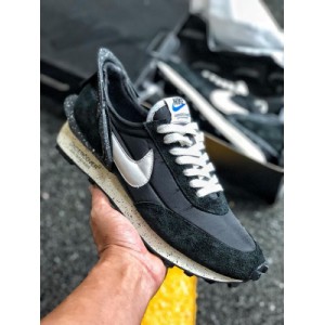 Undercover x Nike daybreak high bridge shield co branded Retro Running Shoes NIKE daybreak shoes are the original shoes. The biggest feature of the shoes is the deformation design of the heel and the indercover brand log of the splashed sole