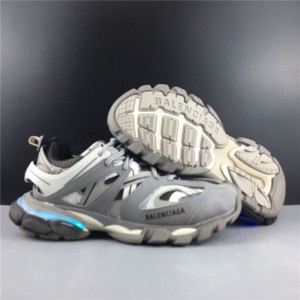Balenciaga's new LED sports shoes grey light shoes original version can be used for 16-20 hours after a single charge. There are 11 different light modes. Long press for two seconds to turn off the number 35-45 shipment 65