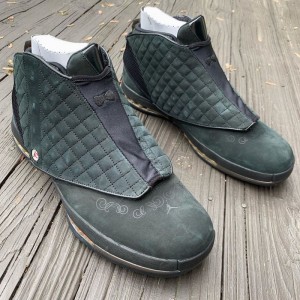 The upper is made of very high specification dark green nubuck leather, and the toe leather is decorated with dark print and Jumpman logo