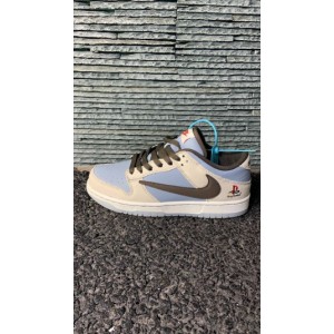 The original Nike Travis Scott x Playstation x Nike Dunk Low tripartite co branded shoe is made of gray, light blue and white as a whole, still injected with olive green barb to show personal characteristics, cu1726-800